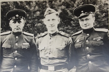 Григорий Герасимов — справа