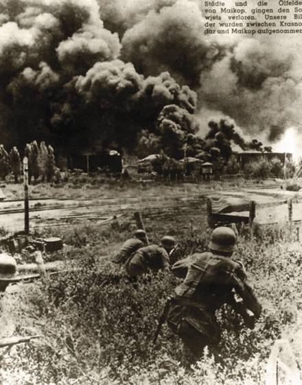 Немецкие войска на Кавказе на фоне подожженных защитниками нефтяных месторождений, 1942 год