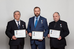 Лауреаты премии (слева направо): Владимир Мормышев, Александр Нестеренко,Станислав Загорнов