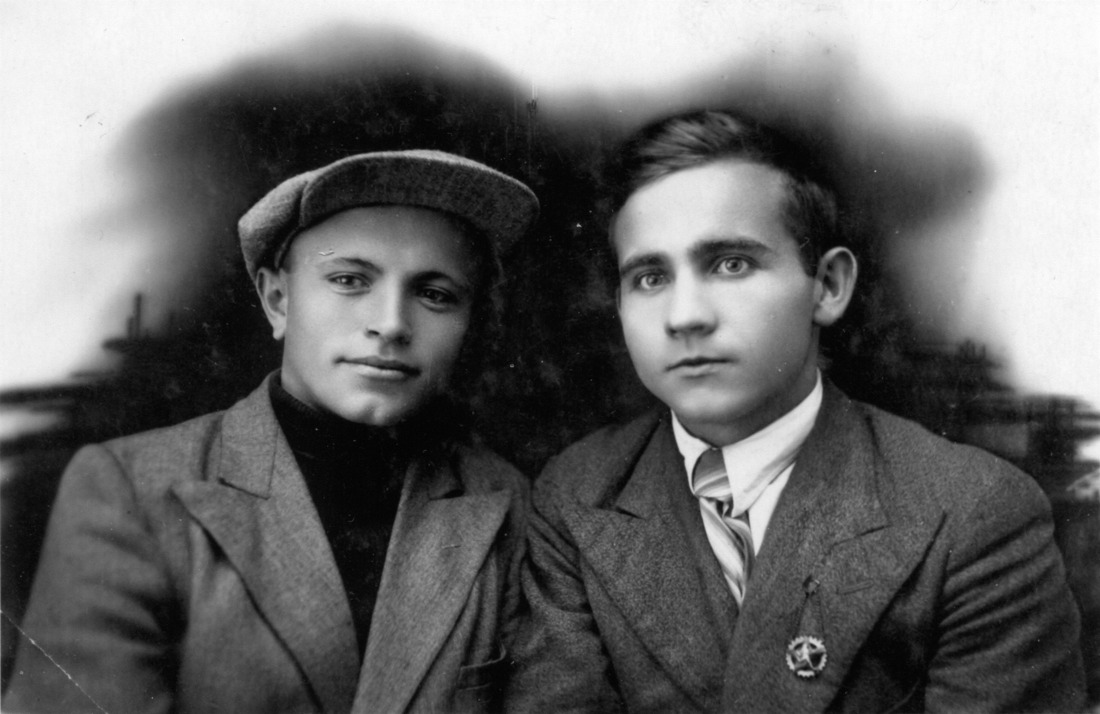 Контрразведчик Н.И. Караваев и его ученик «Райс» (в головном уборе), 1941 г.