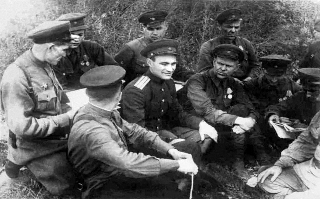 Д.В. Емлютин (в центре) среди партизан, 1943 г.